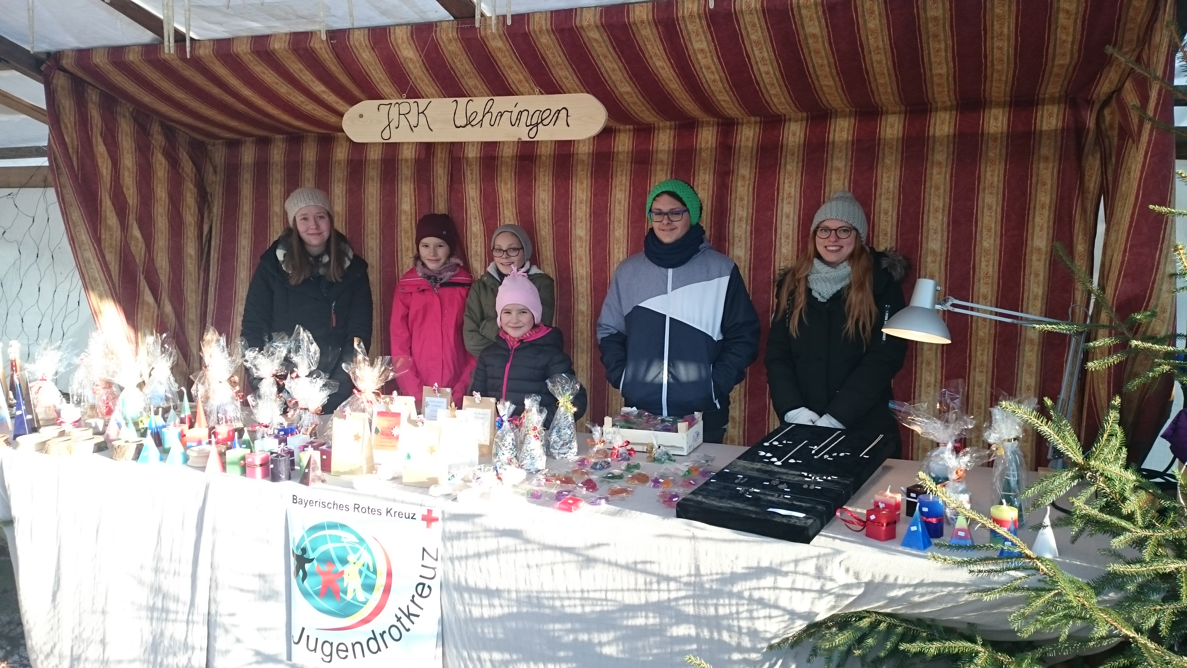 Voll besetzter Stand auf dem Christkindlsmarkt