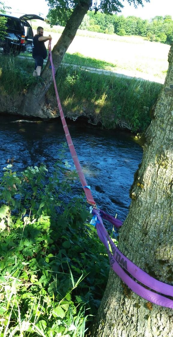 Slag Line über einen Fluss gespannt