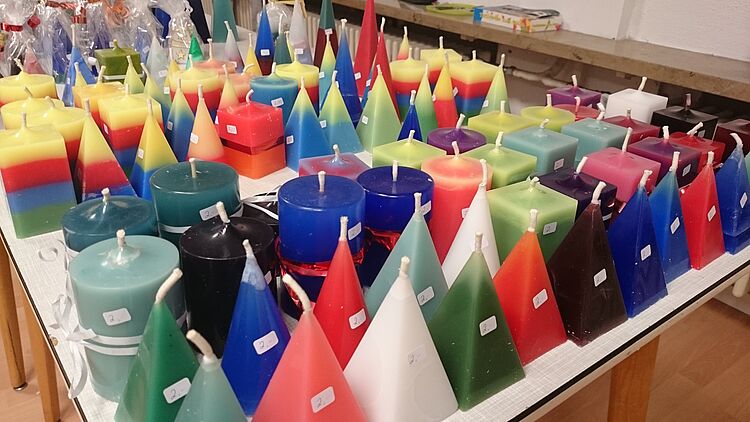 Viele bunte Kerzen